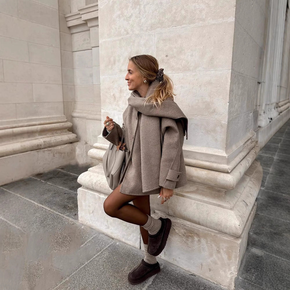 AuraFold™ – Woman Detachable Scarf Coat